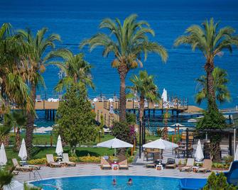凯梅尔海洋生活式度假酒店 - 安塔利亚 - 游泳池