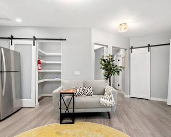 Modern Luxury - Private Entrance and Fully Loaded - 萨克拉门托 - 客厅