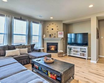 6 Mi to Airport: Updated Denver Home - 奥罗拉 - 客厅