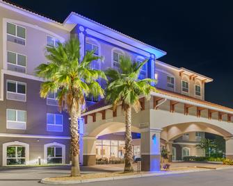 圣彼得堡 - 马德拉海滩智选假日套房酒店 - IHG 旗下酒店 - 圣彼得堡 - 建筑