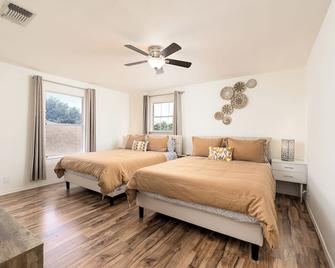 Spacious 4BR w Game Room - 15 min to Seaworld - 圣安东尼奥 - 睡房