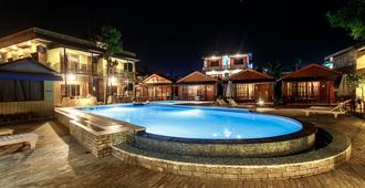湖畔休閒飯店 - 博卡拉 - 游泳池