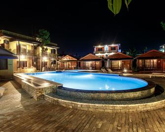 湖畔度假酒店 - 博卡拉 - 游泳池