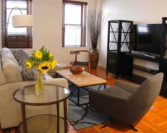 Entire apt 2 BR Sunnyside -30 day minimum stay - 纽约 - 客厅