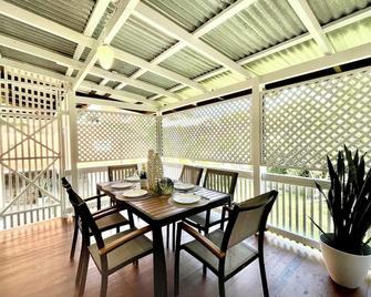 Steps to CBD and South Bank- 5 Bedrooms Unique Character Queenslander House with 7 Beds, 3,5Bathrooms, Aircons, 3Carparks - 布里斯班 - 餐厅