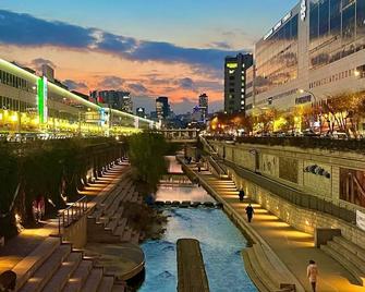 明洞艺术之旅旅舍 - 首尔 - 游泳池