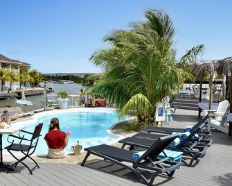 海洋微风精品酒店及码头 - 克拉伦代克 - 游泳池