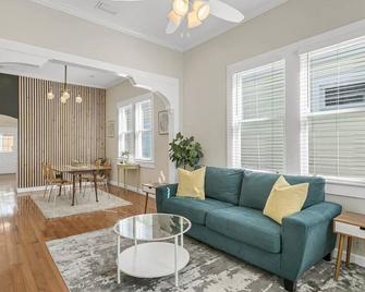 Modern Bungalow less than 4 blocks to 7th Ave in Ybor - 坦帕 - 客厅
