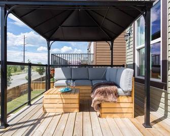 Upscale Modern Mountain View w/ Private Sauna! - 科克伦(艾伯塔) - 阳台