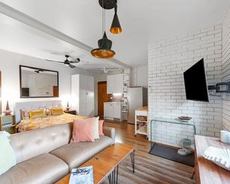 Fi's Beach Pad - 麦夸里港 - 客厅
