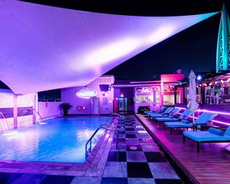 迪拜阿尔敏纳路金色美居酒店 - 迪拜 - 游泳池