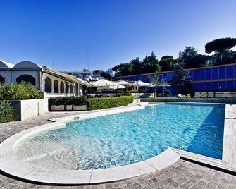 全时瑞雷斯及运动酒店 - 罗马 - 游泳池