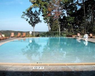 Better than a hotel! Cool off in the Smokies! Contact owner for availability!! - 加特林堡 - 游泳池
