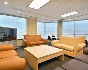 公寓及会议中心酒店 - 坎卢普斯 - 坎卢普斯 - 休息厅
