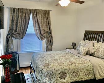 Cozy well- appointed apartment on Mas & Ri line - 波塔基特 - 睡房