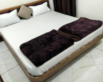 Hotel Milan - 艾哈迈达巴德 - 睡房