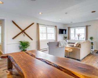 Cozy Bungalow Home in the Heart of Stowe Village - 斯托 - 餐馆