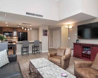 Updated Townhome in the Marina District! - 圣地亚哥 - 客厅