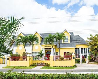 Brownstone Guesthouses - 拿骚 - 建筑