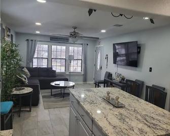 Lib's Place ... A cheerful three bedroom home! - 圣安东尼奥 - 餐厅