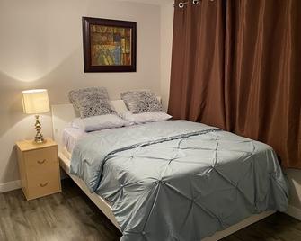A cozy 1 bedroom suit - 萨斯卡通 - 睡房
