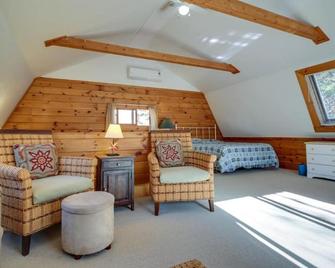 Vineyard Haven Guest House - Sleeps 4, A/C, Walk to Town - 维恩亚德海文 - 客厅