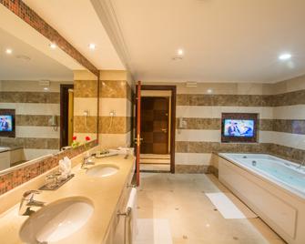 Al Aqeeq Madinah Hotel - 麦地那 - 浴室
