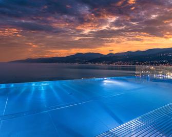 Hilton Rijeka Costabella Beach Resort & Spa - 里耶卡 - 游泳池
