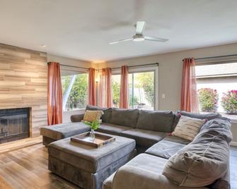 Garden view home - near major higways w/high chair, pack&play, baby bathtub ways - 凤凰城 - 客厅