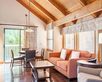 Country Hotel near Gatlinburg amusement park w/ indoor/outdoor heated pools, hot tubs and game rooms - 加特林堡 - 客厅