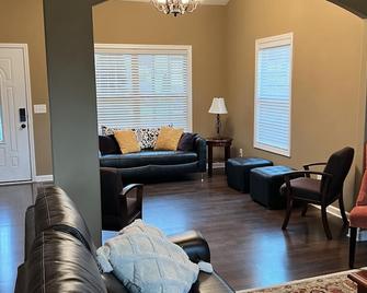 Five Stars Luxury Home - 克拉克斯维尔 - 客厅