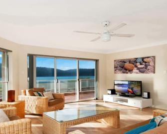 By The Beach - Waterfront Ettalong Beach - 埃塔朗海滩 - 客厅