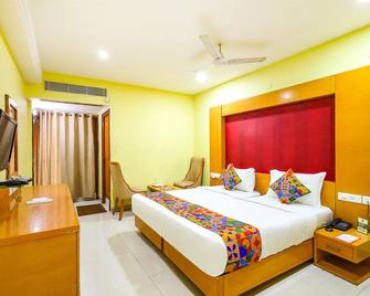 Fabhotel 一级Mahalaya住宅 - 金奈 - 睡房