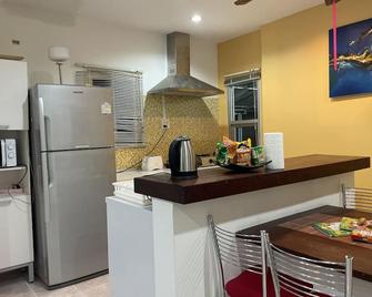 Pool villa, walk to beach, restaurants & 7Eleven - 卡玛拉 - 厨房