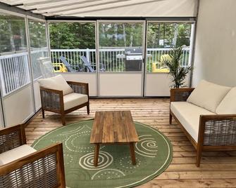 Very private home on three acres, 5 minute walk to beautiful sandy beach. - Trenton - 客厅