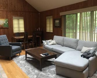 A four-season forest cabin - 格利巴陵顿 - 客厅