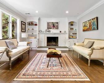 Summer Retreat w/ Dock on Inlet in Wine Country - Mattituck - 客厅