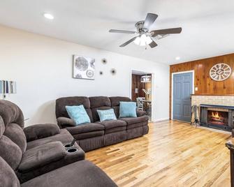 Entire Home, Very Clean, Gated And Safe - 圣安东尼奥 - 客厅