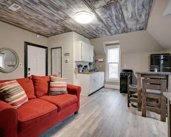 Ross & Ashley's Retreat (117 Marion St, #4) - 克拉克斯维尔 - 客厅