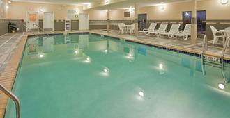 圣克劳德希尔顿恒庭旅馆及套房酒店 - 圣克劳德 - 游泳池