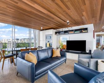 True Top Floor Penthouse Residence with 360 Degree Views & A/C - 檀香山 - 客厅