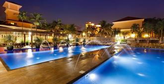 皇家棕榈广场度假酒店 - 坎皮纳斯 - 游泳池