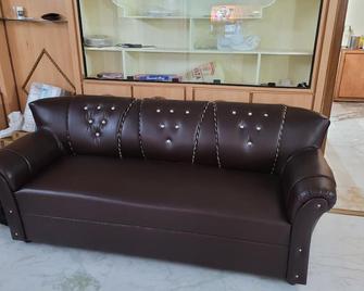 3 Bhk Apt Conveniently Located Nearby Banjara Hills, Jubilee Hills, Ameerpet - 海得拉巴 - 客厅