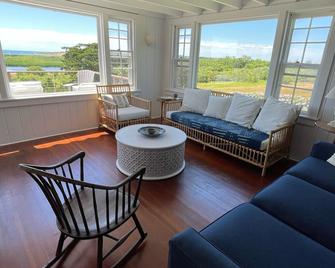 Amazing Water Views in Chilmark, 4-BR, Waterfront, Private Beach - Chilmark - 客厅