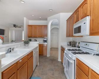 Cheerful 3-Bedroom Home close to Airport/downtown - 萨克拉门托 - 厨房