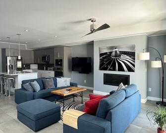 Upscale Modern in Central Park - 丹佛 - 客厅