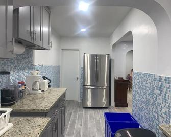 3 bed / 1 bath (with a king bed) best location, connect to everywhere - 费城 - 厨房