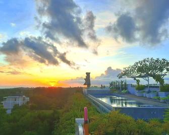 金巴兰山马克斯第一酒店 - South Kuta - 游泳池