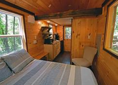 Laurel Tiny Home at Bleu Canoe Campground - Wiley - 睡房