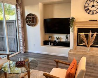 Cozy 4 bedroom 3 bath home away from home - 萨克拉门托 - 客厅